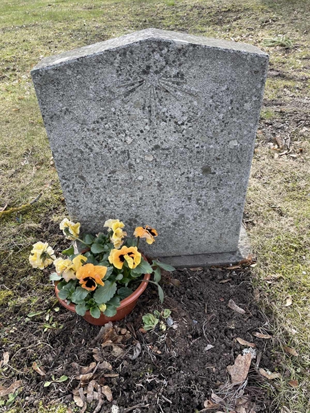 Grave number: H 6    11