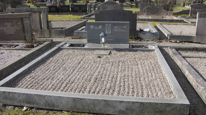 Grave number: HJ   304, 305