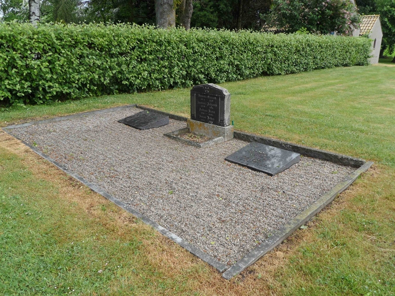 Grave number: ÖH D    32, 33, 34, 35
