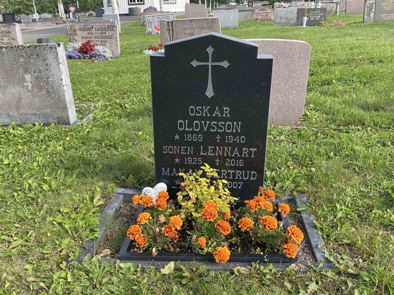 Grave number: 2 08 334B