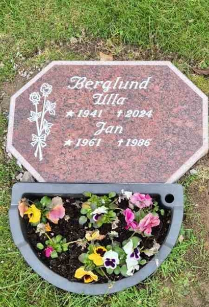 Grave number: D N 9 33