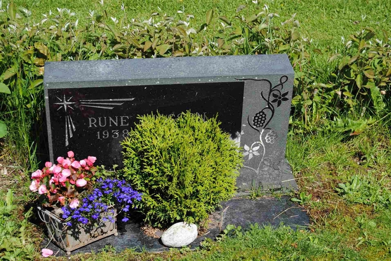 Grave number: 1 01   228-229