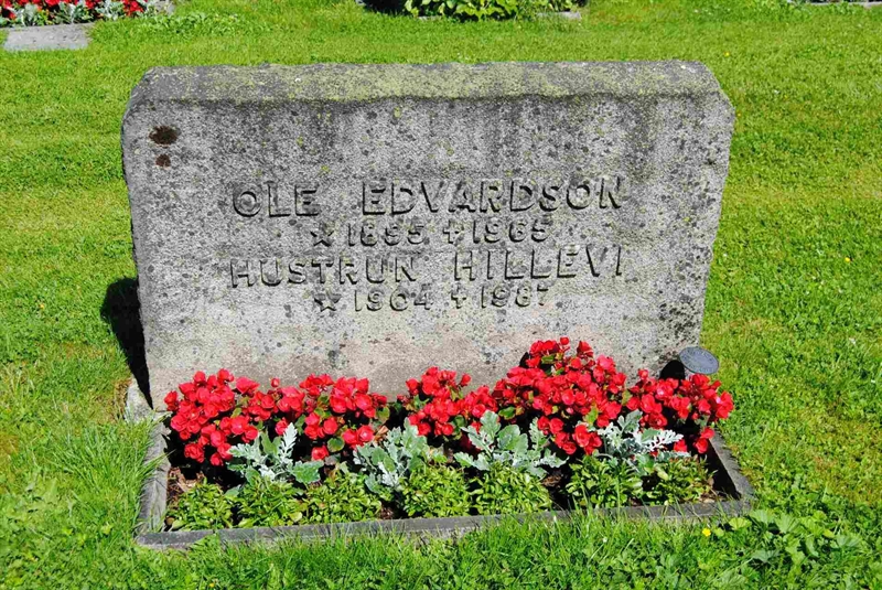 Grave number: 1 01   151-152