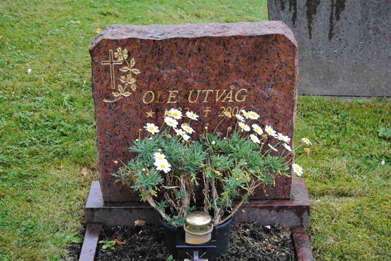 Grave number: 1 03   221