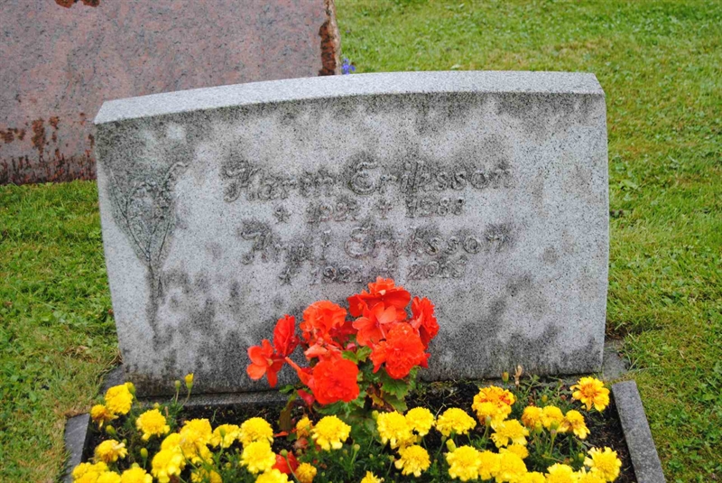 Grave number: 1 03   210-211