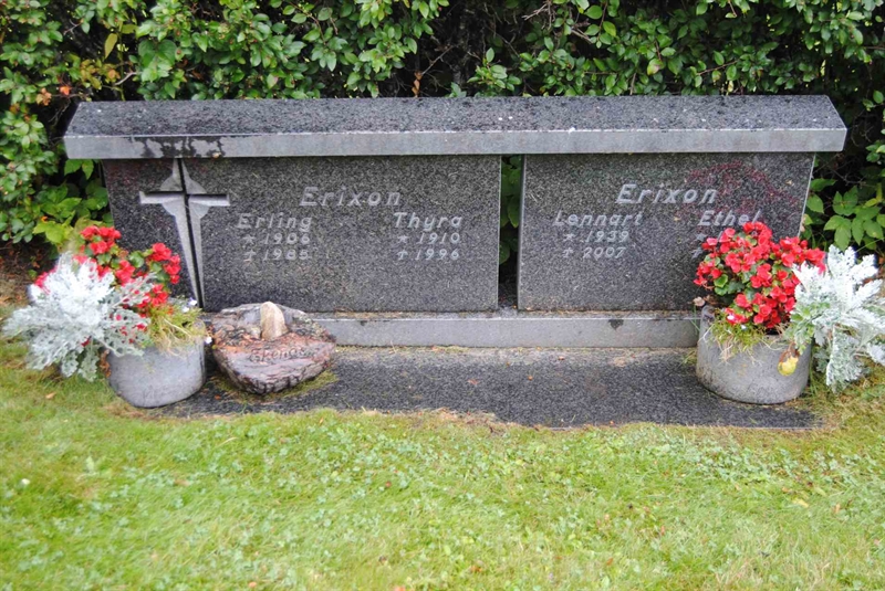 Grave number: 1 03   113-114