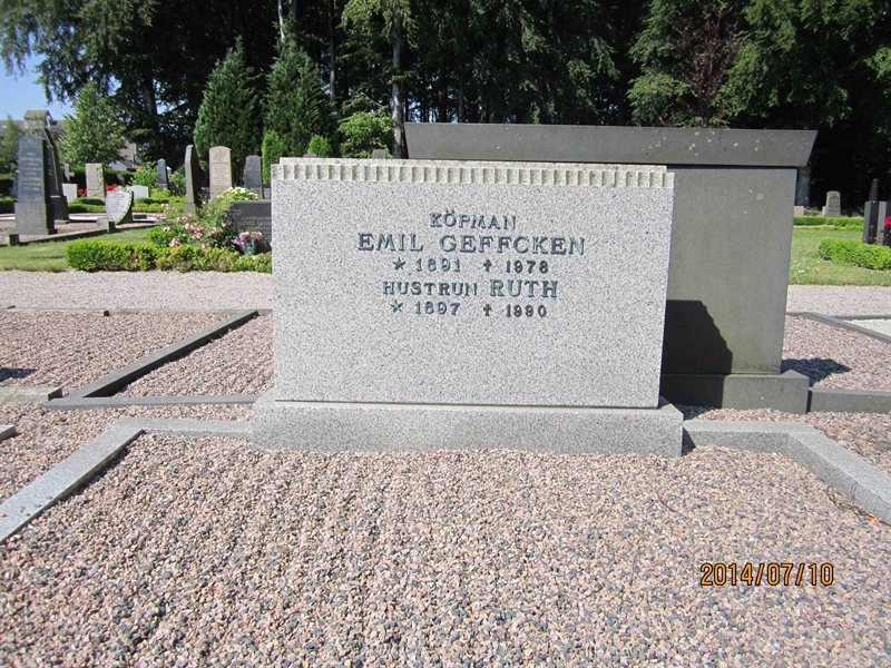 Grave number: 8 F 11-12