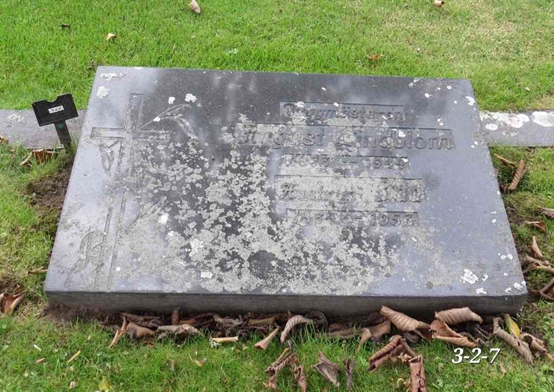 Grave number: 3 2     7