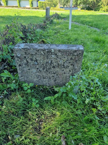 Grave number: 1 18   37