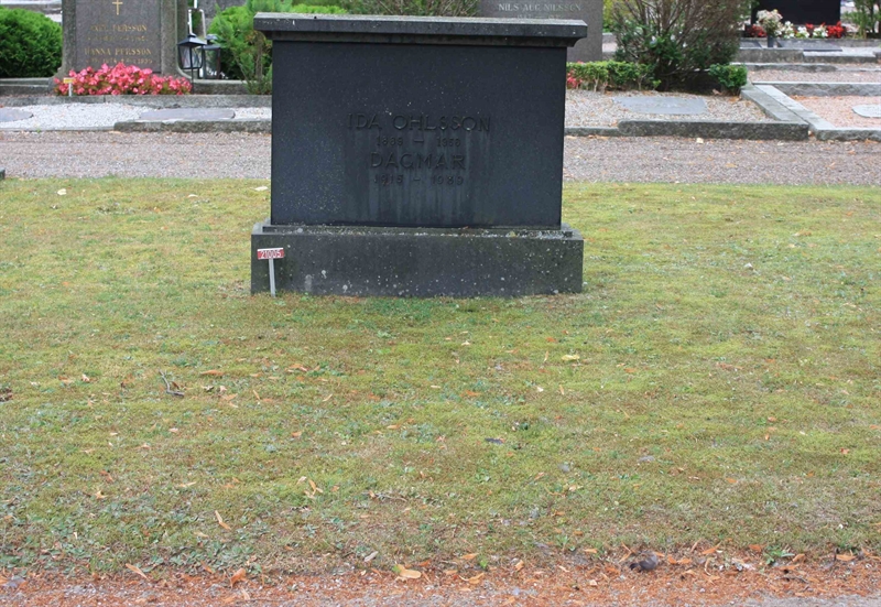 Grave number: Ö 21y    10, 11, 12