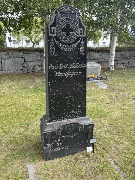 Grave number: 003 B    32