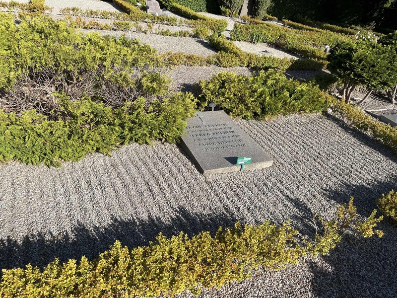 Grave number: NK E 122-124