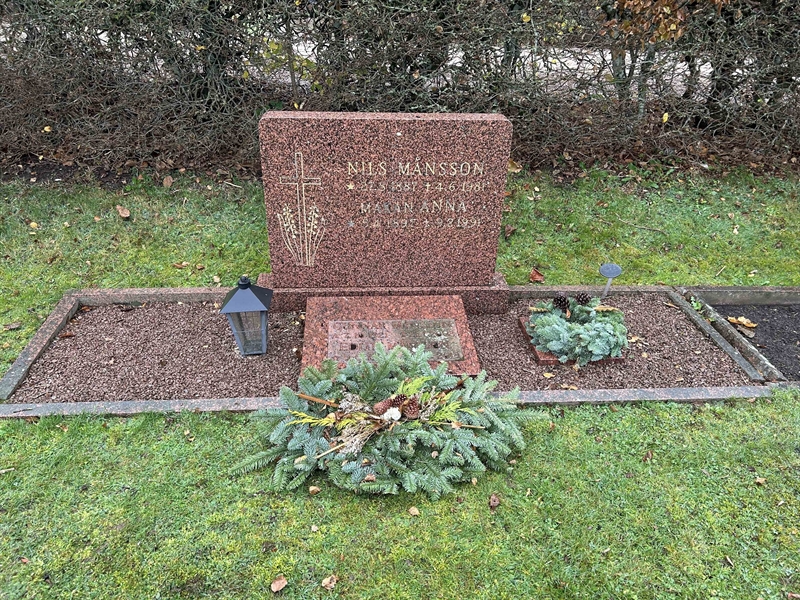 Grave number: L N E 130, 131