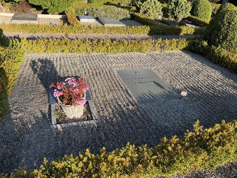 Grave number: NK X 123-125