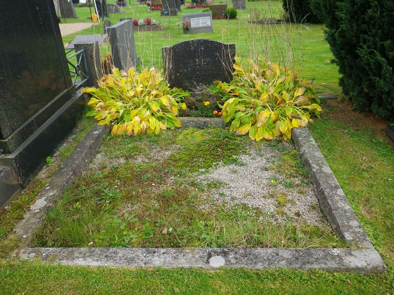 Grave number: VI J   109, 110