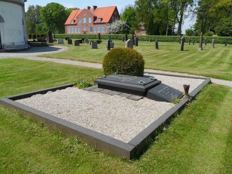 Grave number: ÖH F    71, 72, 73
