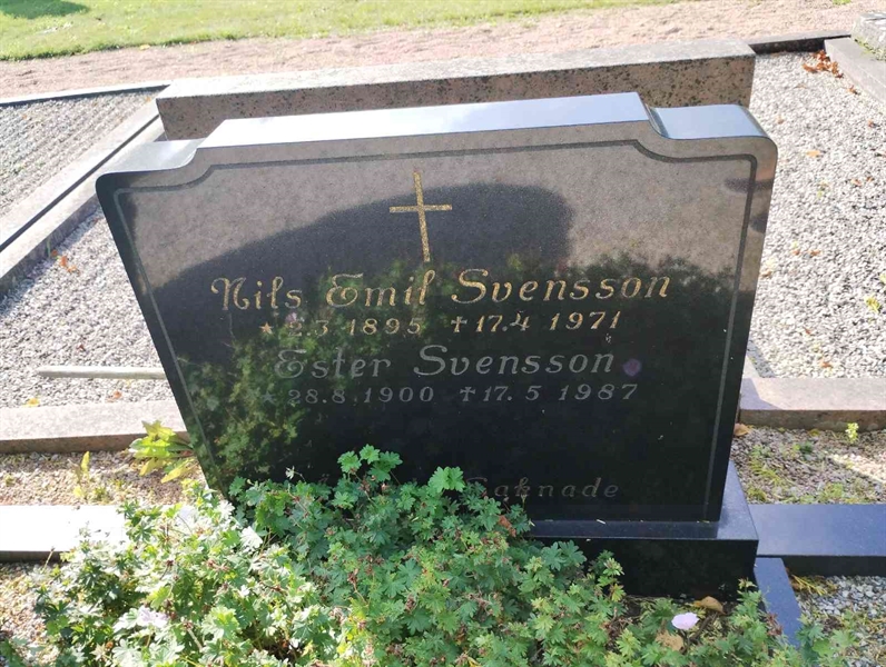 Grave number: NÅ 12    17, 18