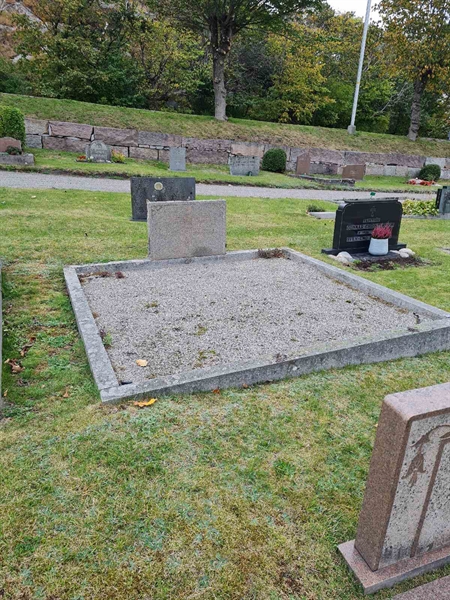 Grave number: F 04   193, 194