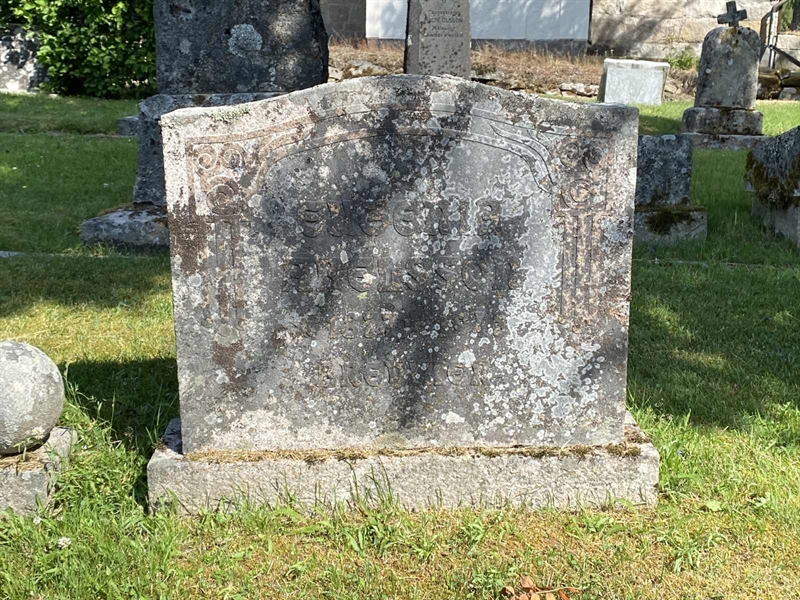 Grave number: 8 1 02    70