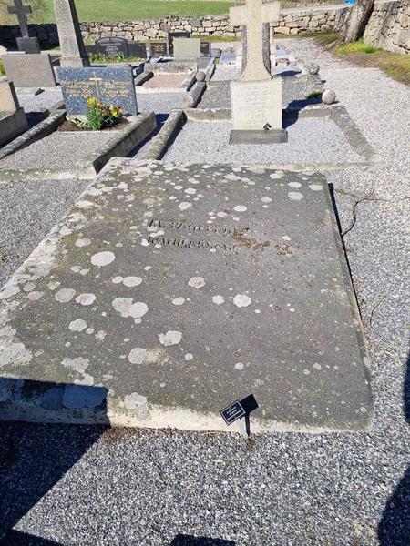 Grave number: TG 001  0070, 0071