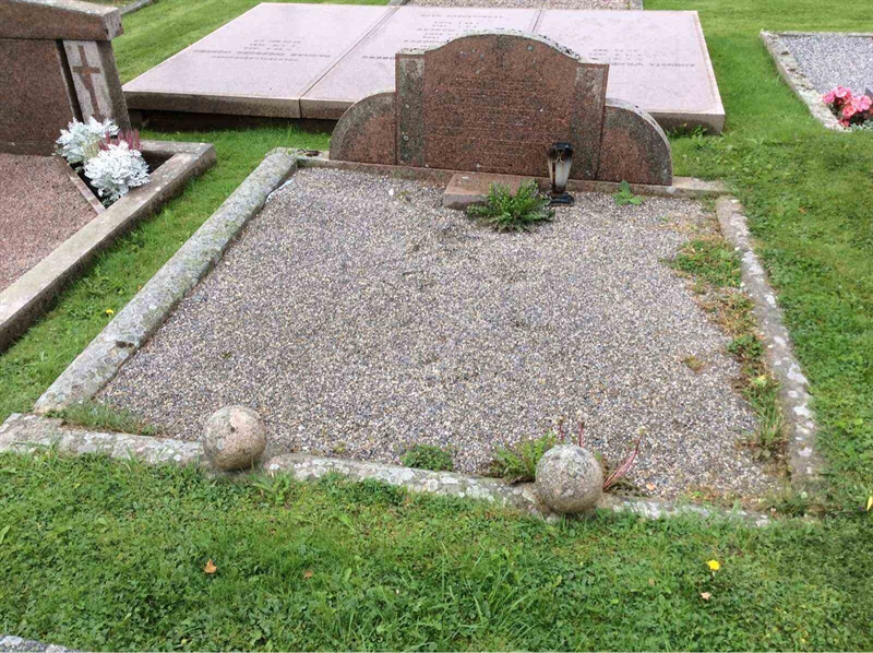 Grave number: KN 02   329, 330