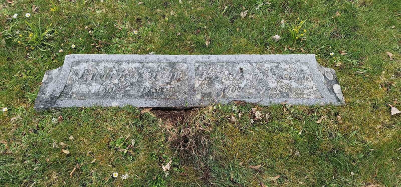 Grave number: F V A   111-112