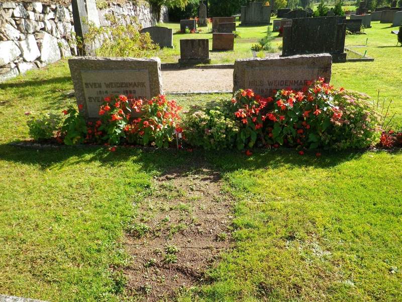 Grave number: VI B    34, 35, 36, 37