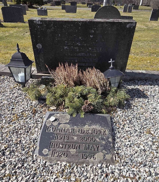 Grave number: 1 H    82-84