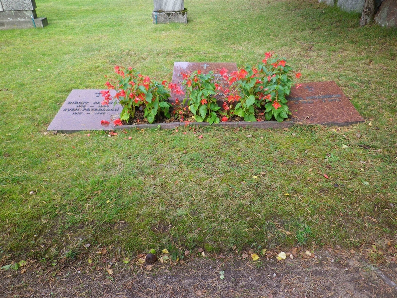 Grave number: VI B   110, 119, 120, 121