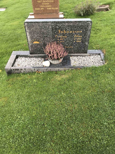 Grave number: B 01   150, 151