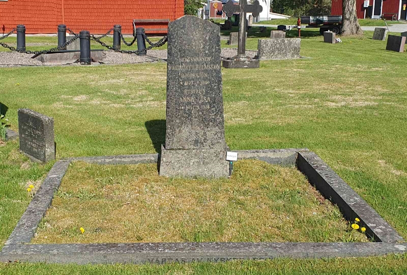 Grave number: 3 4    12