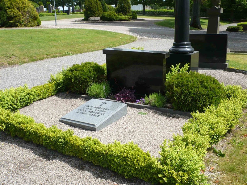 Grave number: 1 8    52