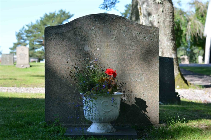 Grave number: 1 4    58