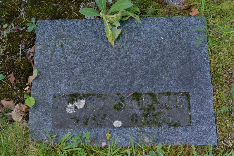 Grave number: 1 9    32-34