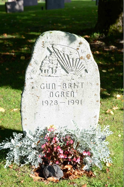 Grave number: 1 18   303