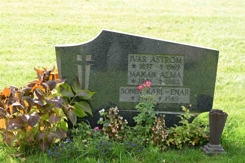 Grave number: 1 15   140-143