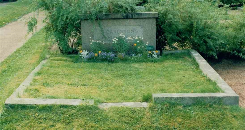 Grave number: 1 N   438-439