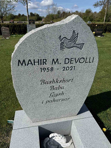 Grave number: R 05M 171, 172