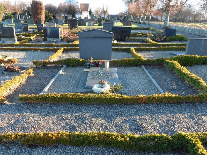 Grave number: 2 01  1214