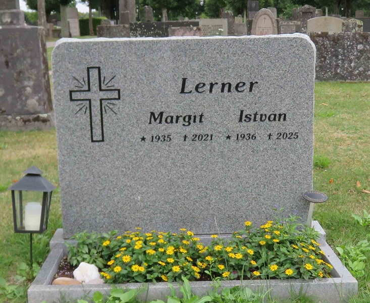Grave number: 01 H    26, 27