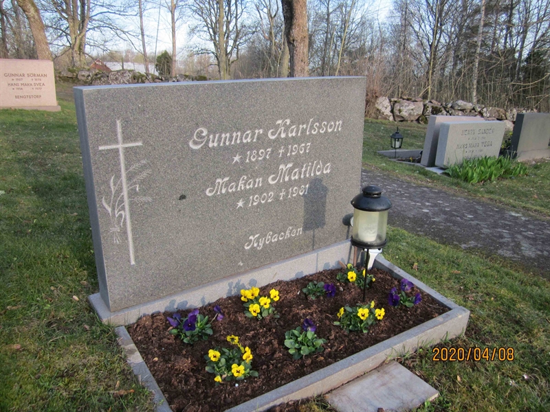 Grave number: 02 J   33