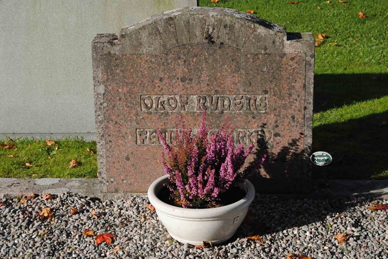 Grave number: 5 Ga 04    21-22