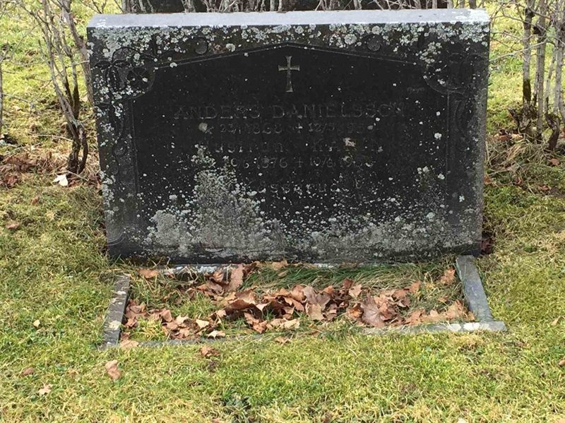 Grave number: 9 Me 04    71