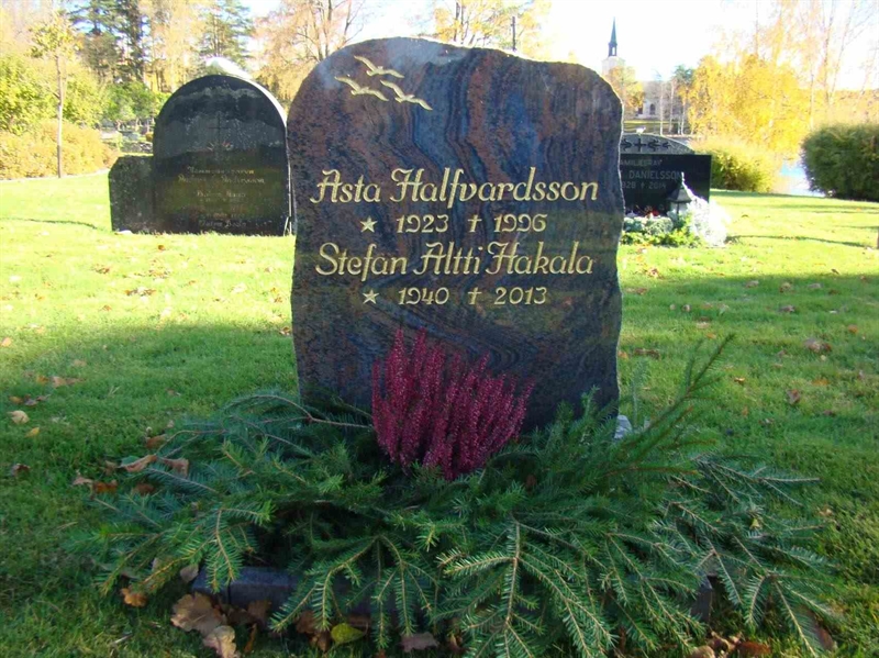 Grave number: 10 Vä 04    39-41