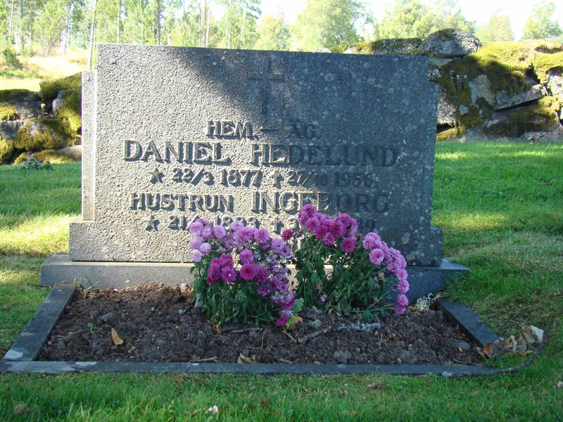 Grave number: 10 Vä 01    11-12