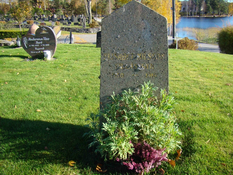 Grave number: 10 Vä 04    82