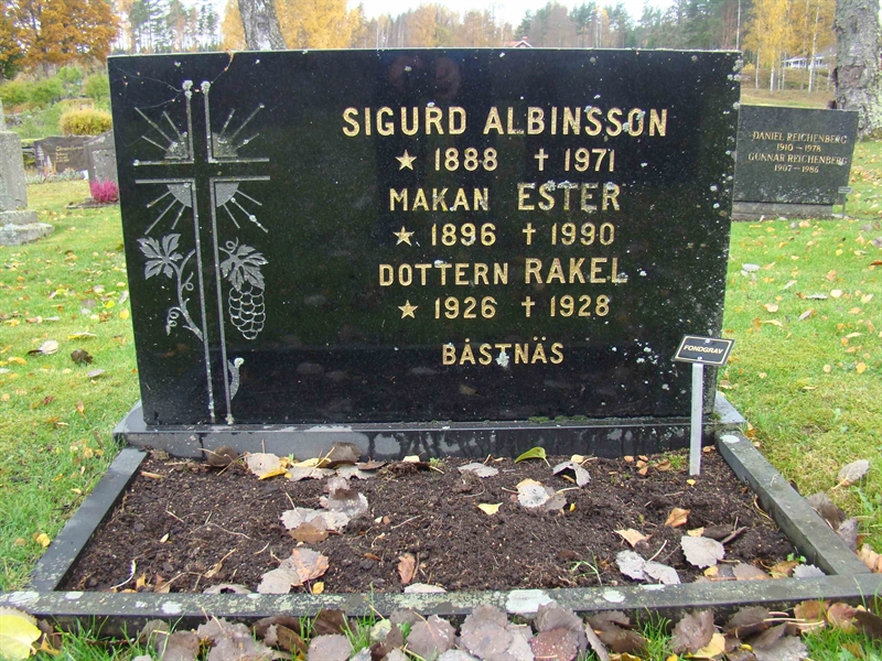 Grave number: 10 Ös 02    68-69