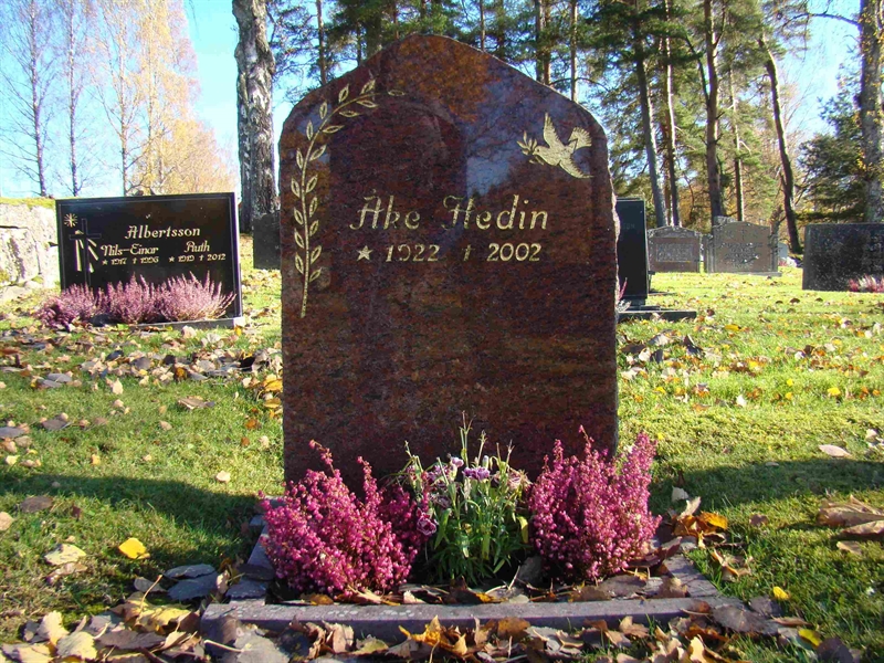 Grave number: 10 Ös 03    52
