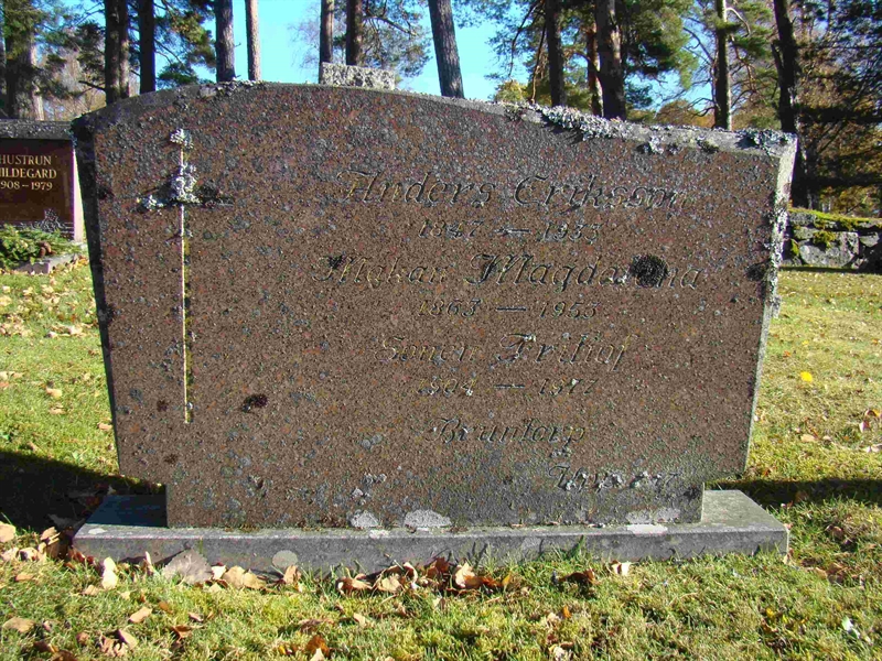 Grave number: 10 Ös 03   122-123
