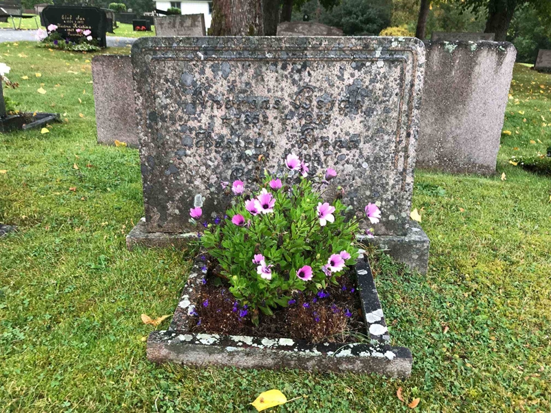 Grave number: 5 Ga 04    32